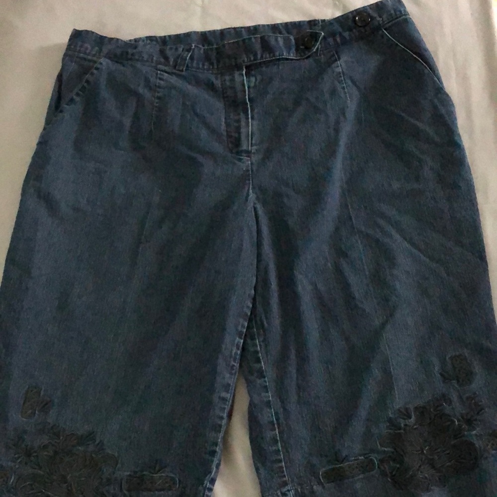 Cute summer Larry Levine light-weight denim knee shorts with free tank top!